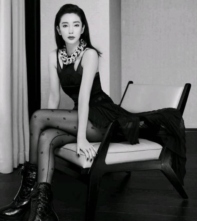 这件黑色薄纱紧身连衣裙搭配这样的黑色斑点丝袜,将李冰冰迷人的身材