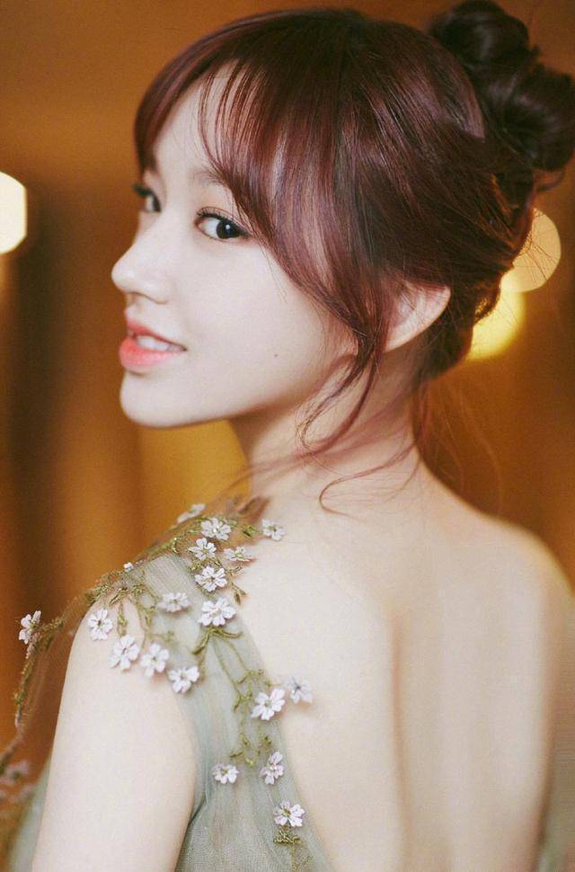 程潇真是又美又聪明,穿一身"花丛裙"遮住大粗腿,只看脸像公主_造型_穿