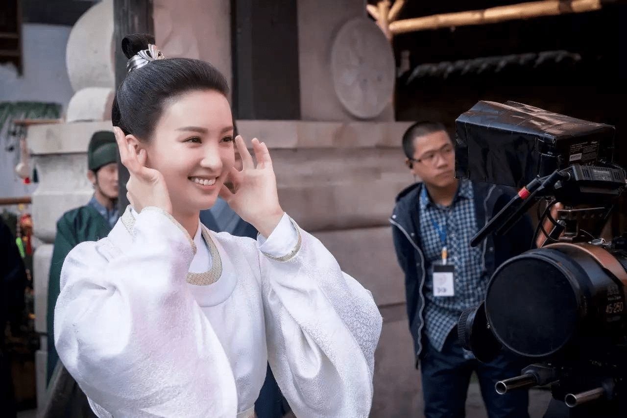 《孤注一掷》女主金晨红衣美图来袭!