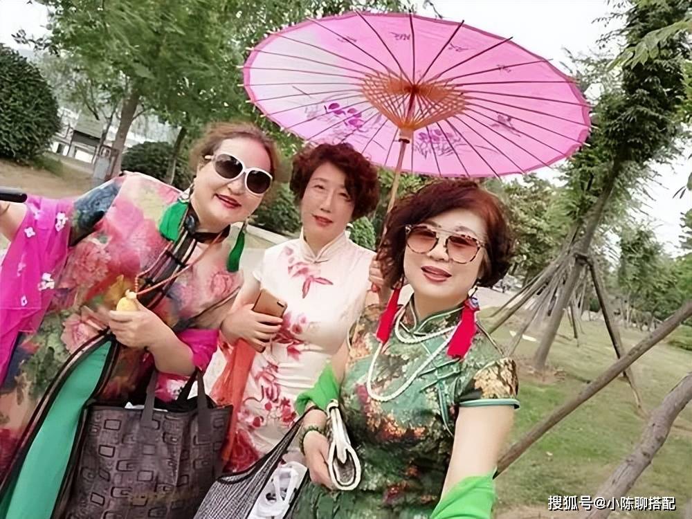 中国式大妈的标配:丝巾,墨镜,旗袍三件套,真就不可取吗?