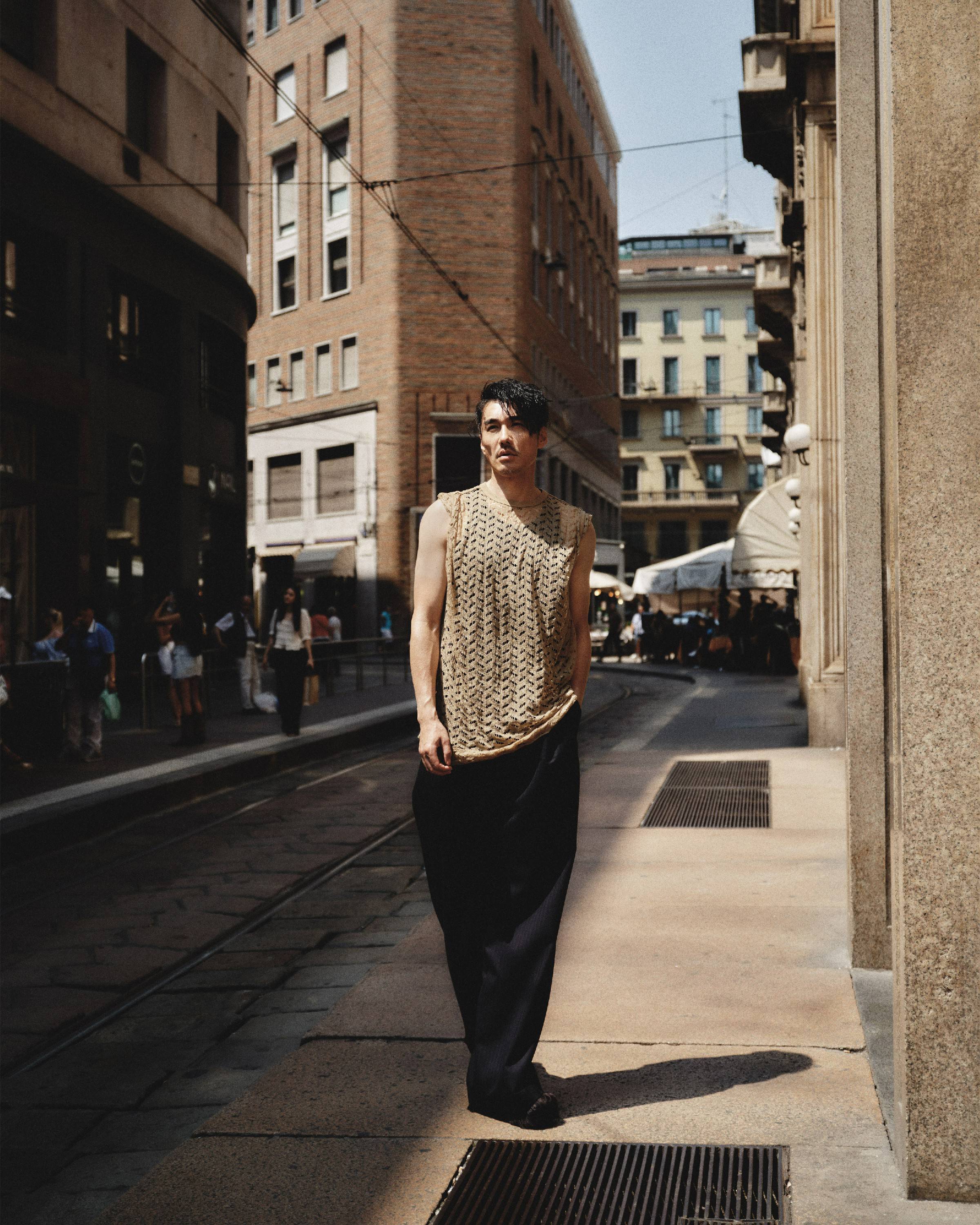 胡兵最新杂志大片氛围感超绝,实力诠释自律是男人最好的医美_时尚