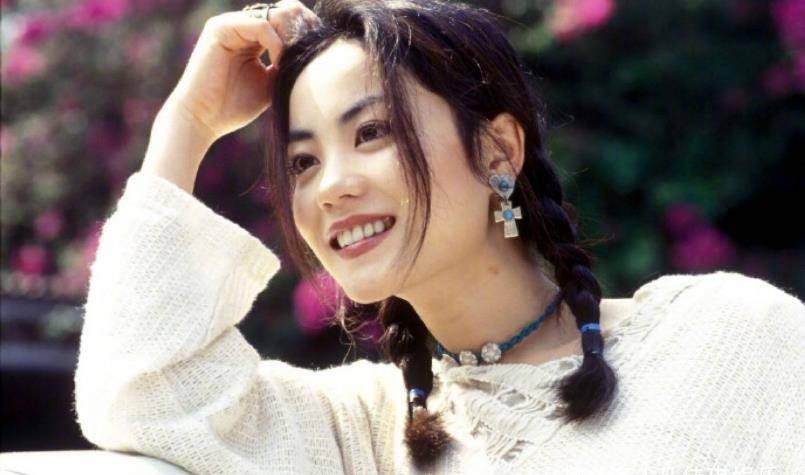 最红时为窦唯倒夜壶,和谢霆锋多年分分合合,王菲终于活出自己?