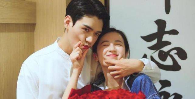 《醉玲珑》,《致我们甜甜的小美满》等练就了自己的演技,但龚俊真正