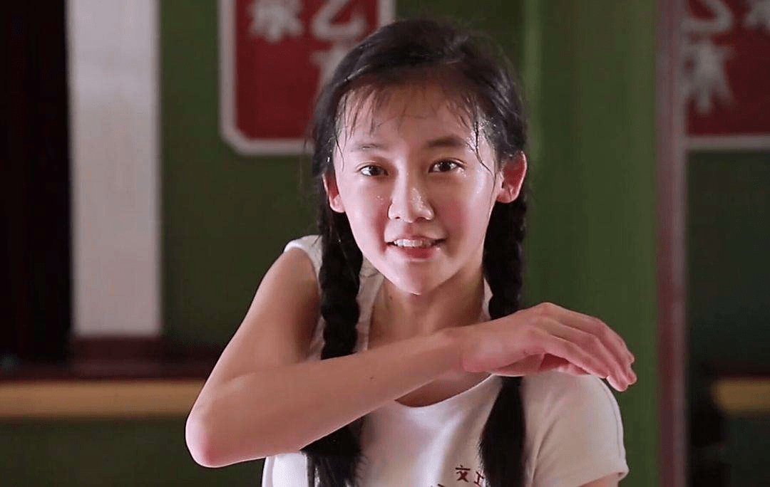 这个女演员就是《芳华》中的苗苗,没被大佬挖掘前,她只是一个十八线小