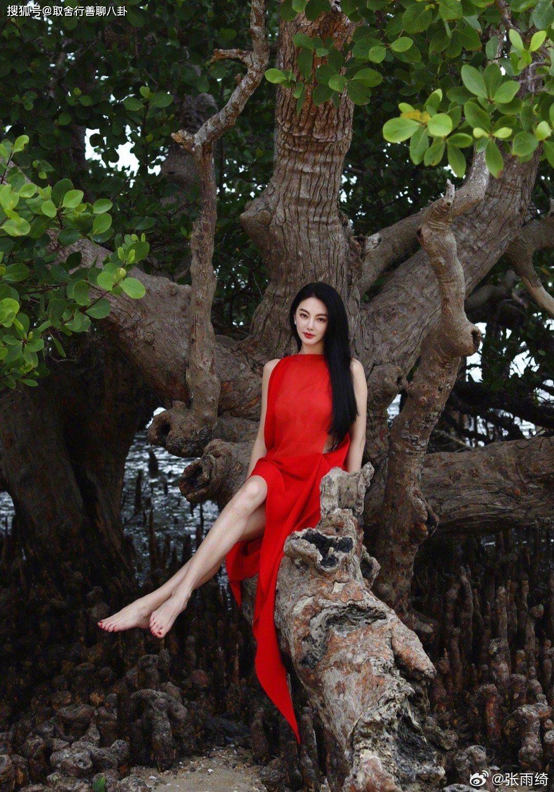 张雨绮晒出游照,穿蓝色比基尼化身美人鱼,挺胸提臀大秀傲人身材_照片