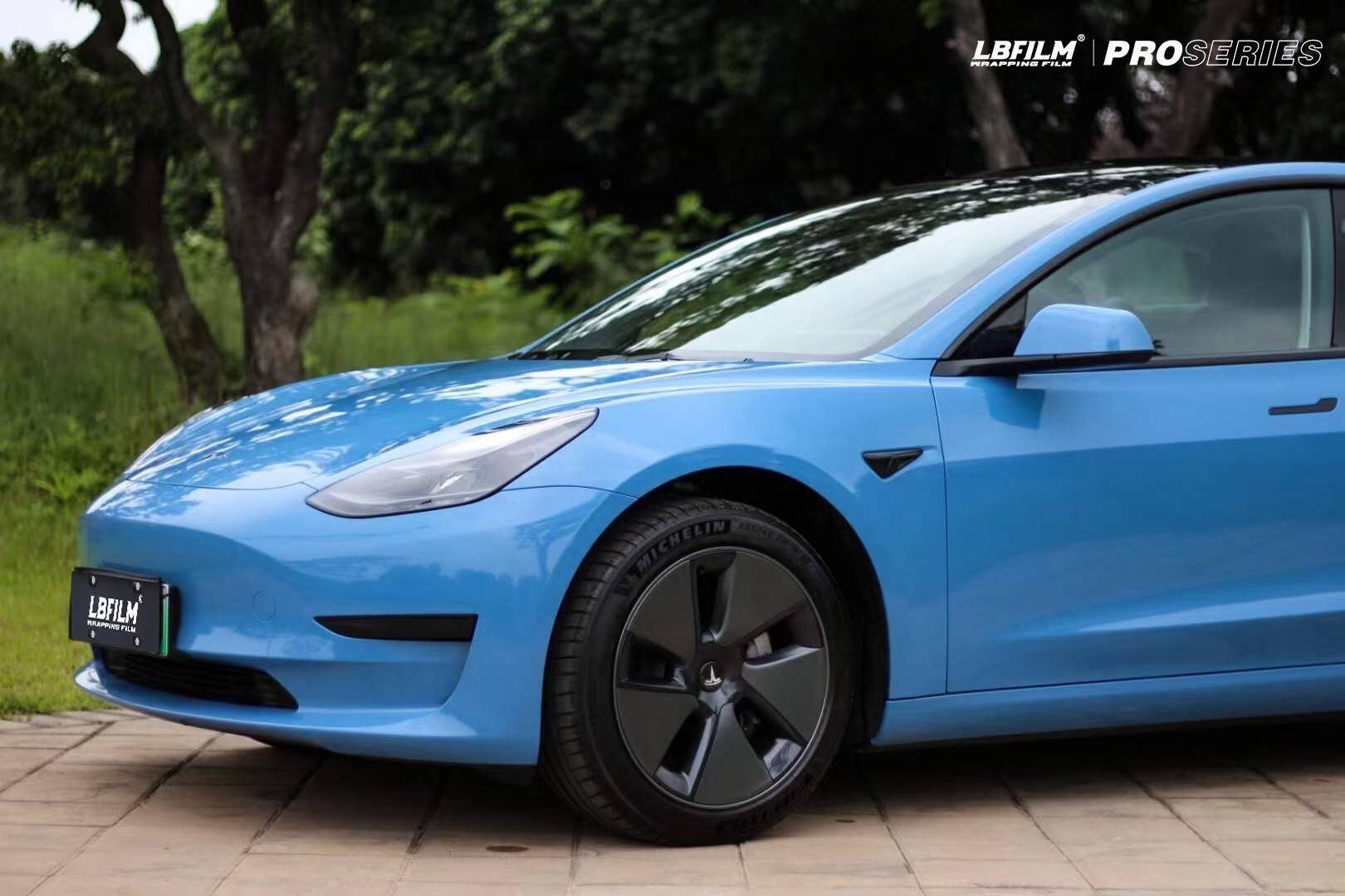 特斯拉model3-lb改色膜高亮阿布扎比蓝,透明的澄澈的蓝色_搜狐汽车