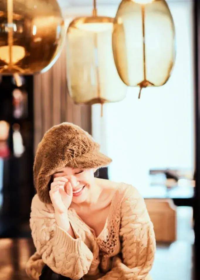 许晴在自家豪宅拍照,下衣失踪就不穿了,学20岁少女卖萌却笑场了_照片