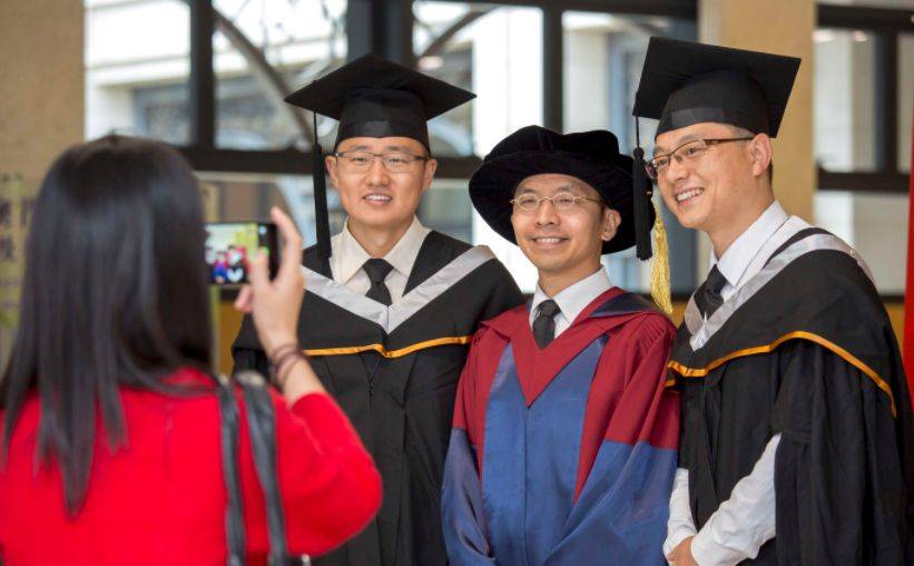 你能够说某人"博士毕业"但不能说"博士后毕业",不然很容易闹笑话.