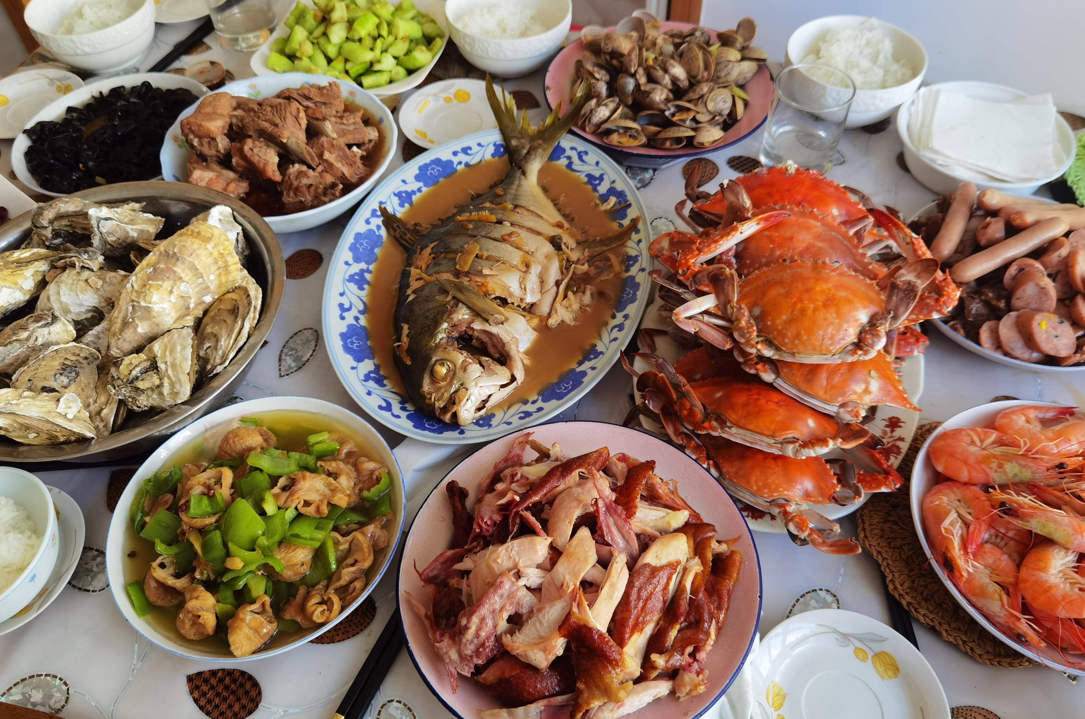 北京女孩暑假去青岛姑姑家,一桌饭菜有荤有素,被网友喊:求蹭饭_梭子蟹
