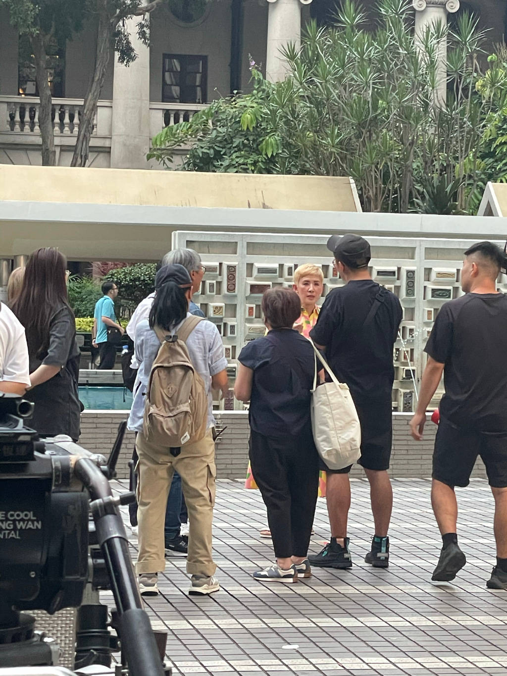 58岁吴君如现身街头,染金色头发显年轻,光脚穿拖鞋毫无偶像包袱