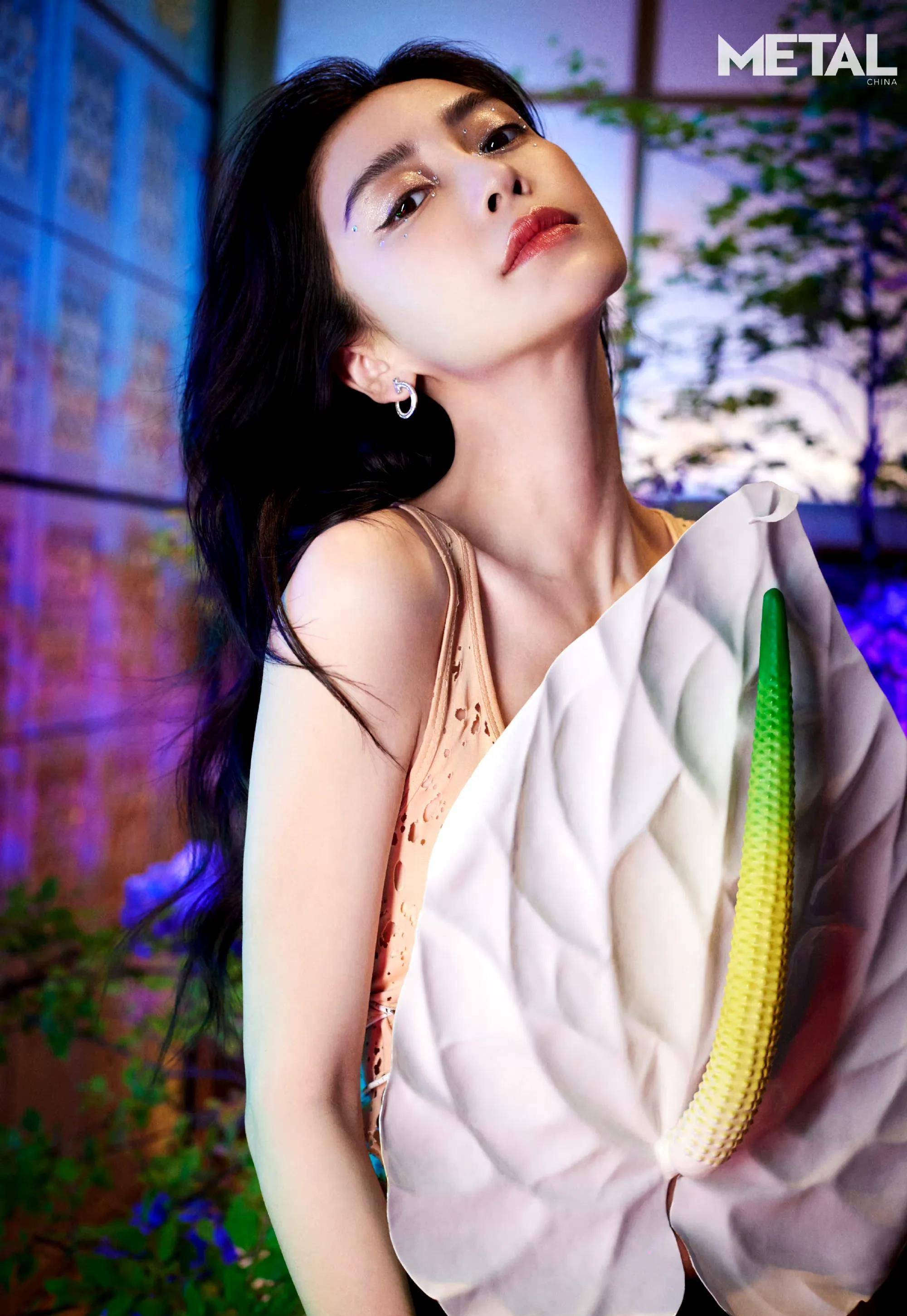 angelababy 出镜《metal》中文版两周年纪念刊双封面,水蓝人鱼妆容