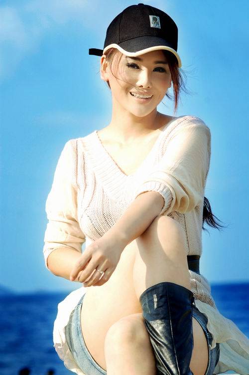 总结总的来说,杨欣是一位有着丰满身材和优秀嗓音的女演员兼歌手,她曾