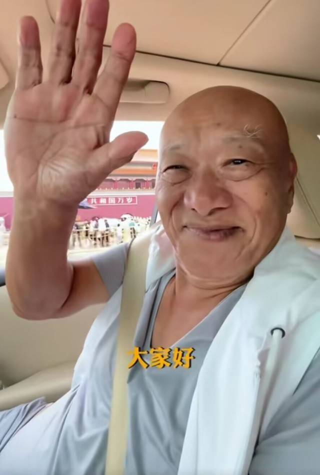 凌峰时隔十年重回北京,微笑挥手感慨良多,与嫩妻贺顺顺已无联系_生活