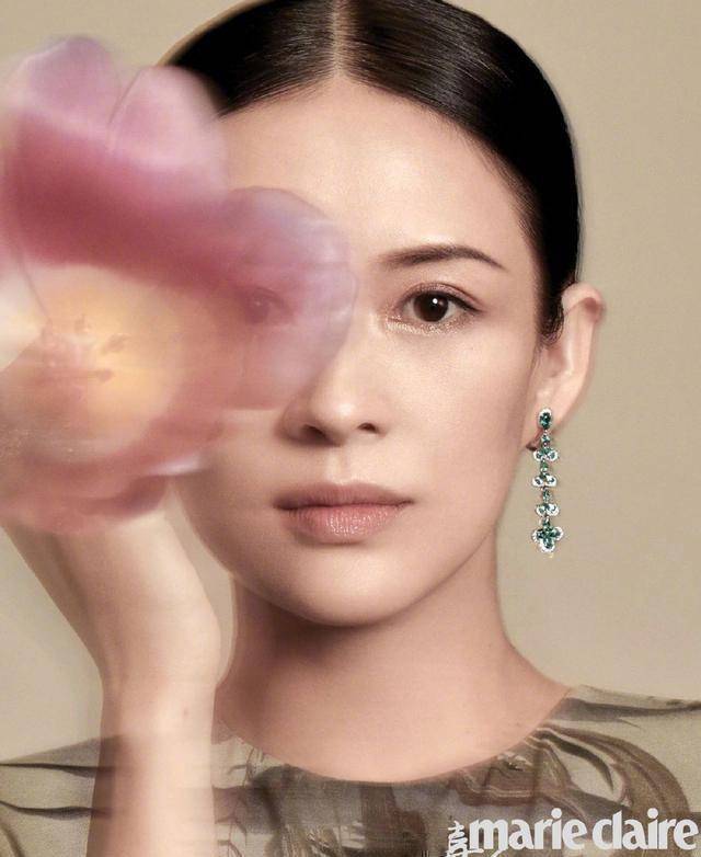 章子怡胆真大,体重飙到121斤还敢拍封面,本以为很丑,结果惊艳_身材