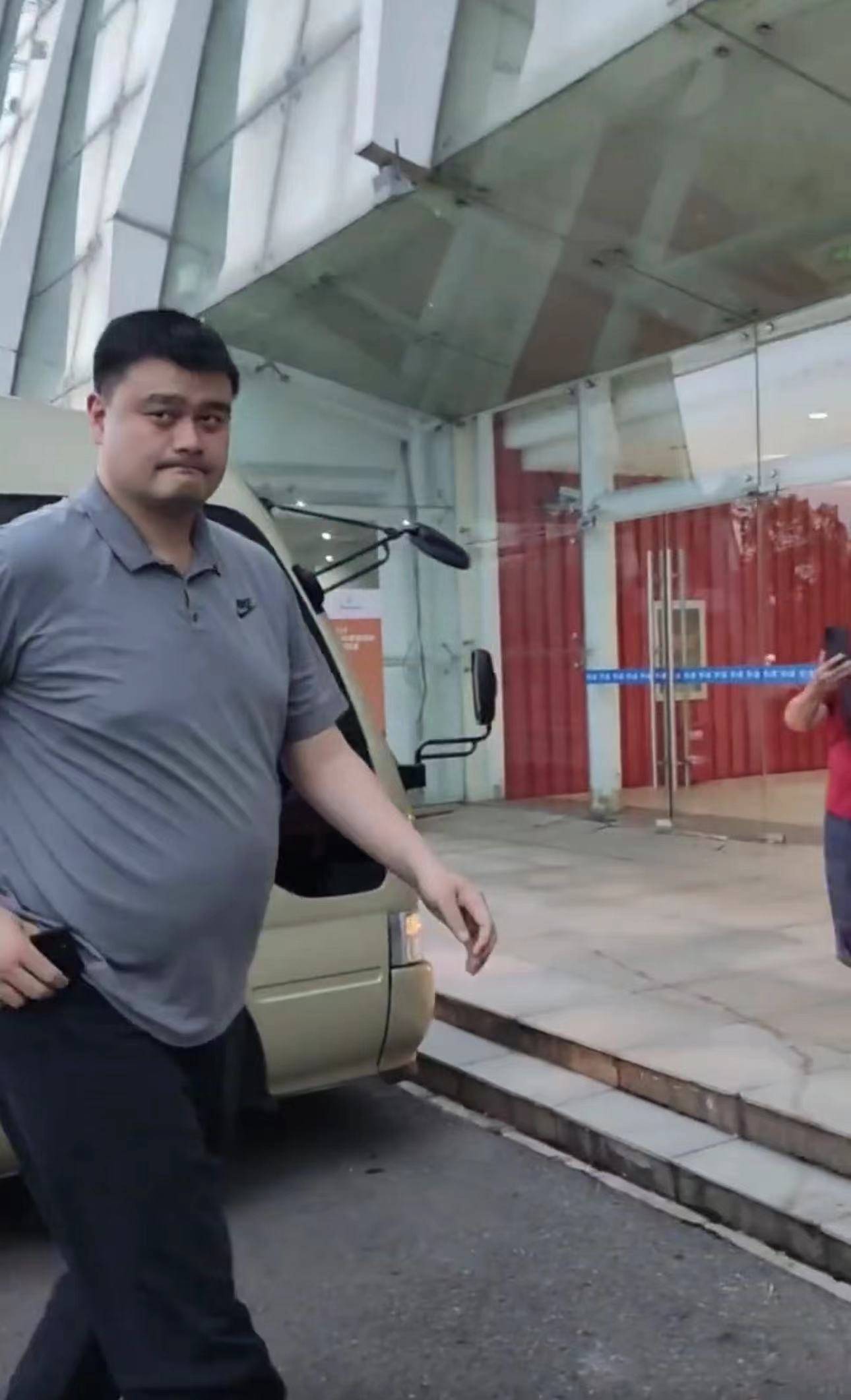 整个人又高又壮的,似乎比之前又发福不少,网友们都表示这样的姚明似乎