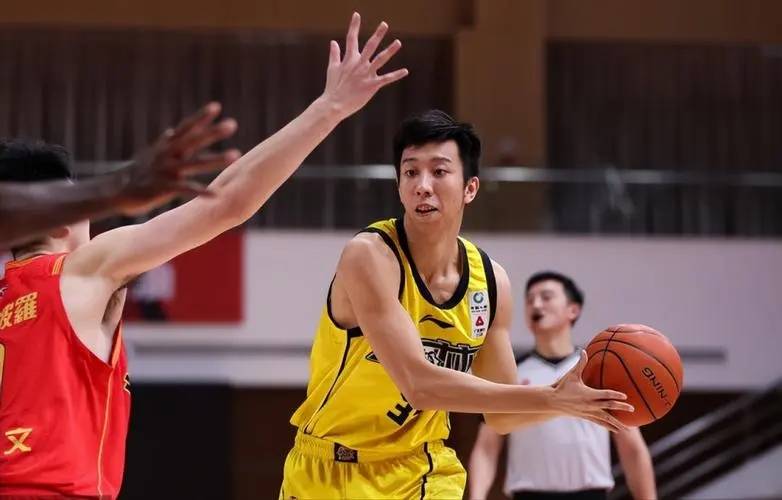 丁浩然的职业生涯也并不是一帆风顺,他曾被诊断为右腿前十字韧带断裂