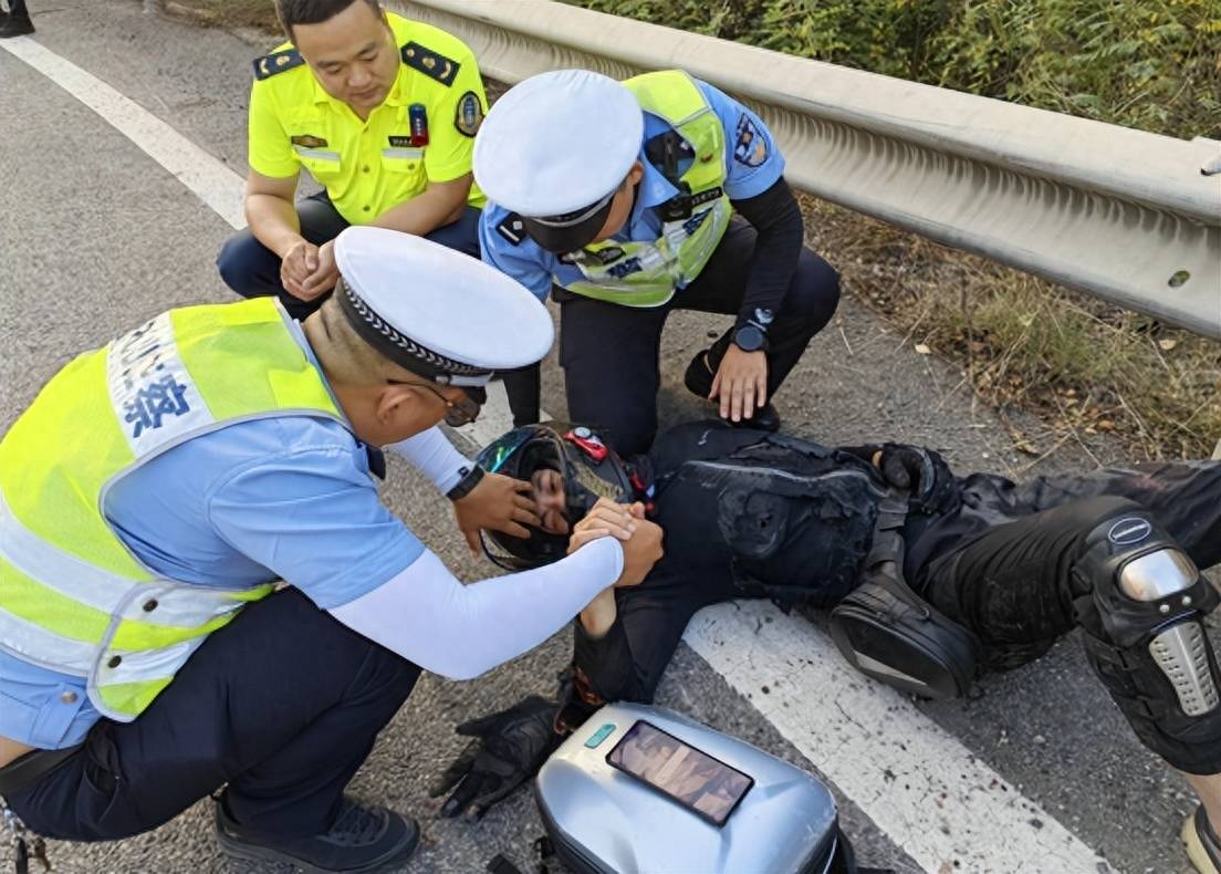 忻州:一摩托车失控撞护栏,交警紧急救援._伤者_驾驶员_事故