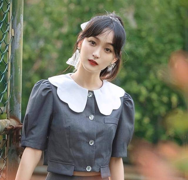 何泓姗:长相酷似周迅,演戏副业却展现神奇人生_摄影_角色_观众