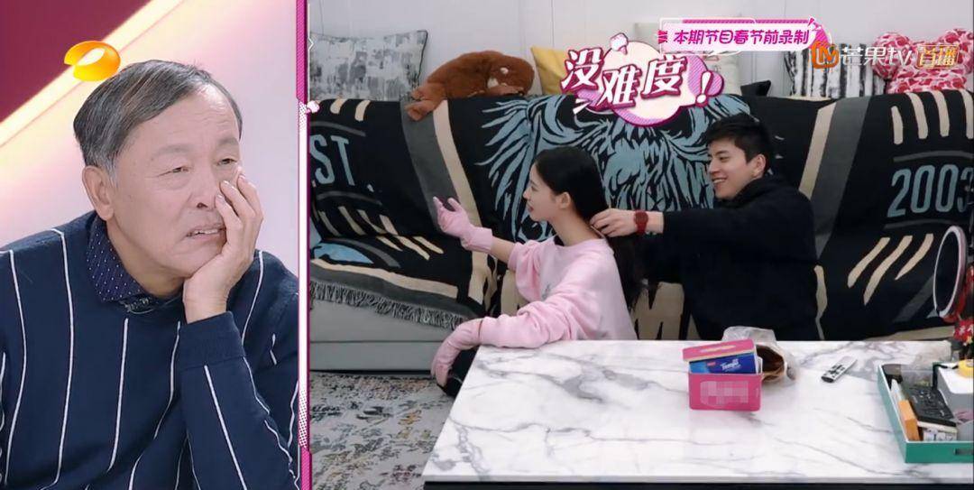 出去玩也是像小情侣在约会,王大陆还指着林允对路人说:"这是我老婆.