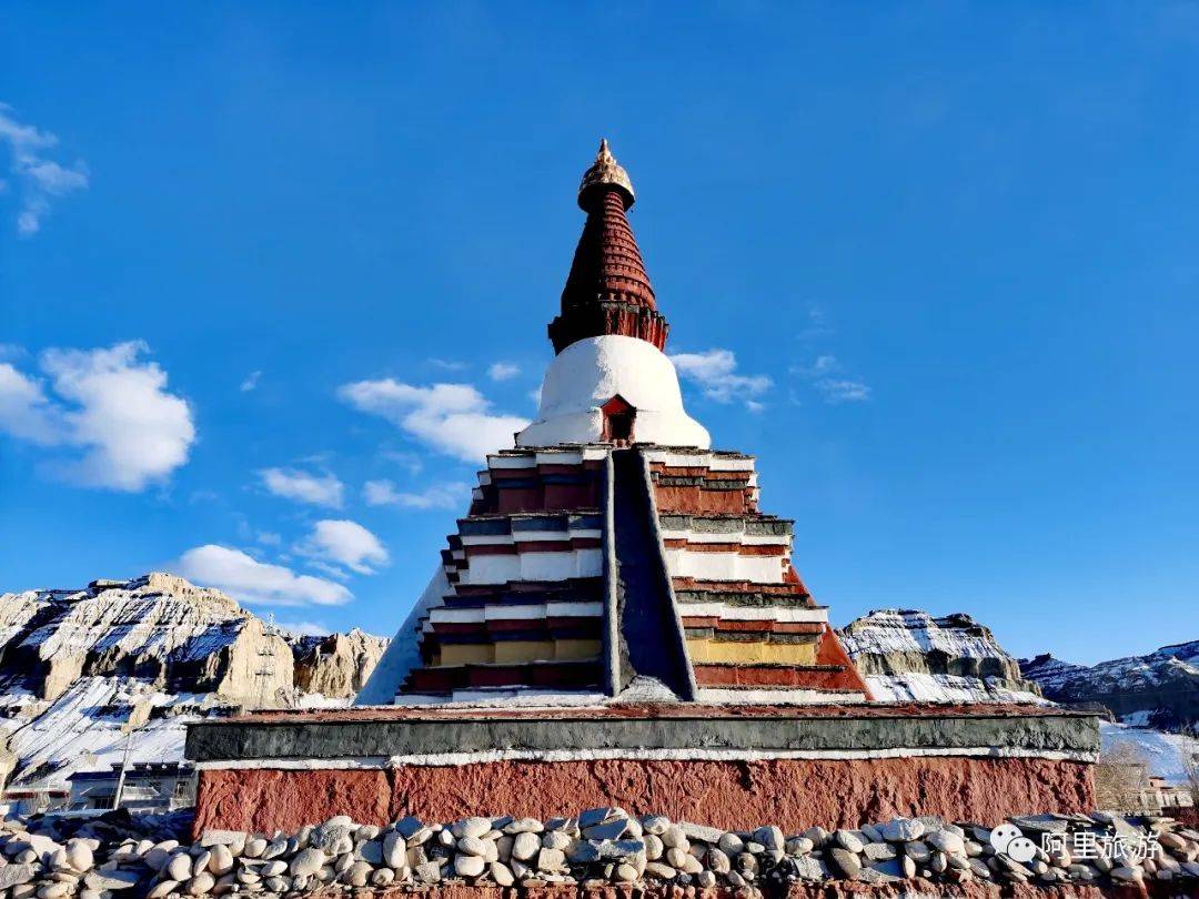 图/阿旺扎西札达·"飞翔之寺"托林寺札达县城依土林和象泉河而建,背山