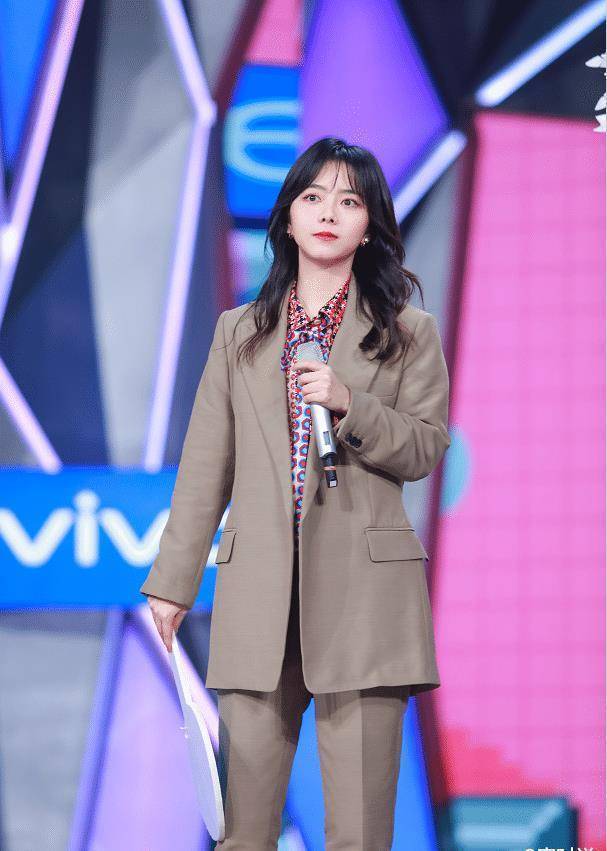 妈妈离开一年后,谭松韵形象大改变,30岁近照瘦出"锥子脸"_感觉_造型