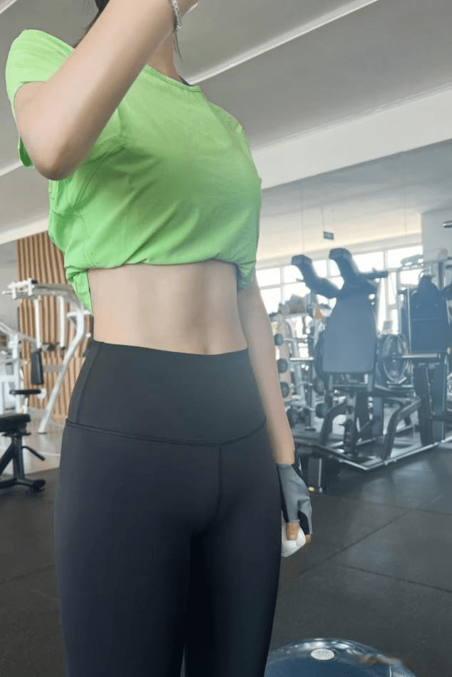 唐艺昕罕见晒健身照,平坦小腹线太吸睛,脚踝纹身抢镜_运动_照片