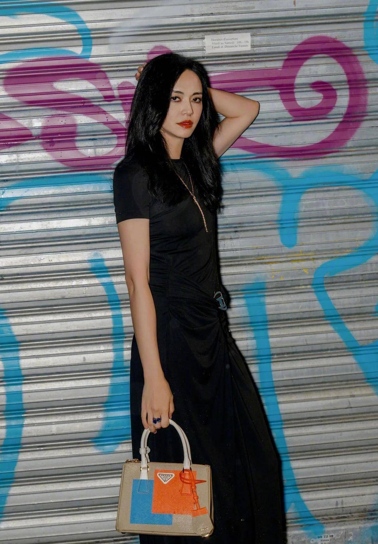 姚晨穿黑裙秀美腿,雨中打伞气氛十足,美丽又飒_黑色_长发_绿色