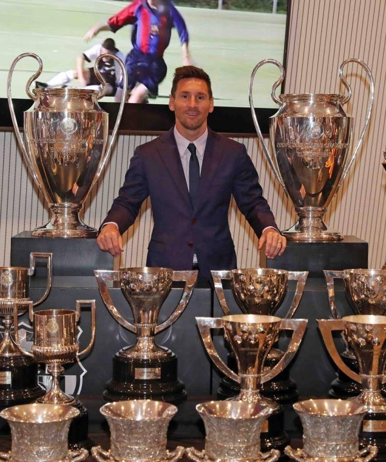 梅西夺44冠:很荣幸我们能成为这段伟大经历的一部分_奖杯_欧冠冠军