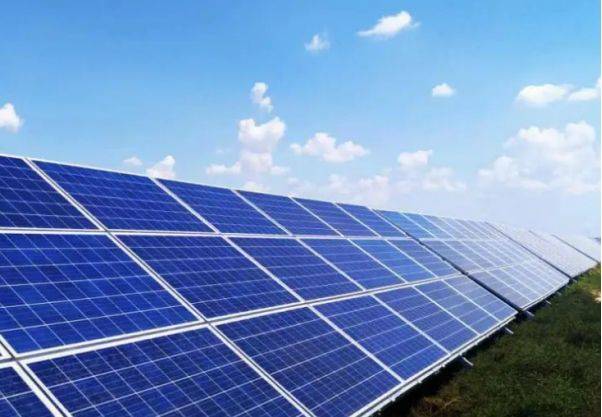 将自然界中的太阳能,风能,水能等可再生能源转化为电能或热能等可利用