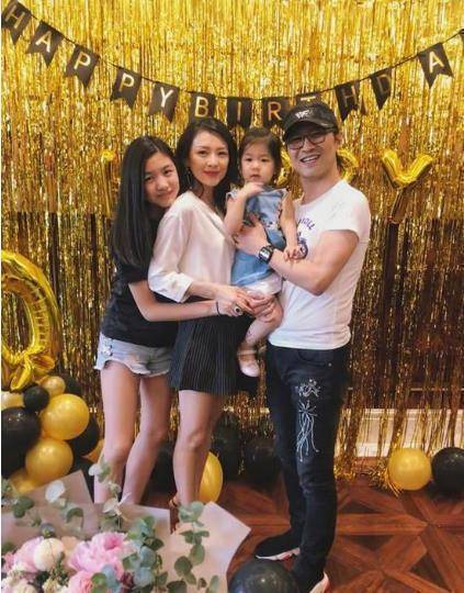 都是二婚,秦海璐避谈继子,关系不好,而她视继女为己出相处融洽_章子怡