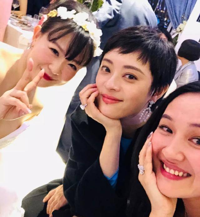 邓超甜蜜探班孙俪,夫妻俩默契全黑造型配一脸,孙俪站姿超霸气_梁超_剧