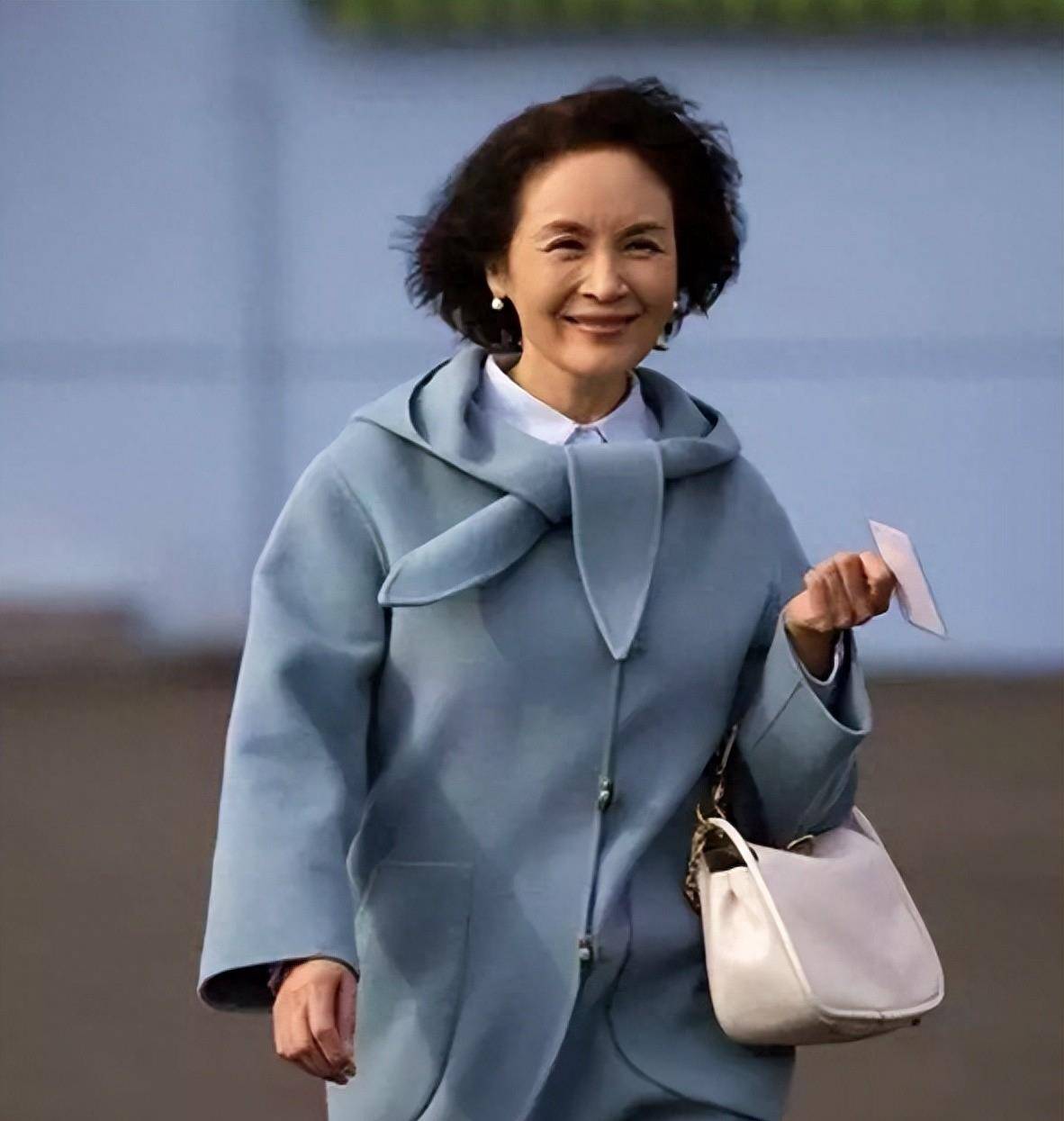 67岁宋晓英仍有花瓶曲线!