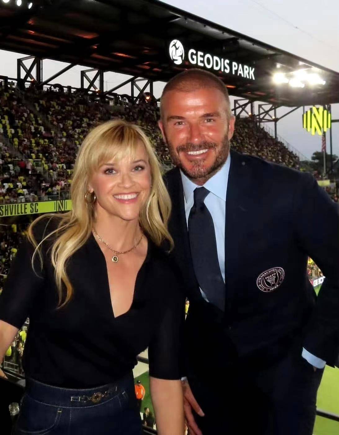 抱着小七和囧三太激动,剪成寸头都帅_贝克汉姆_足球_维多利亚