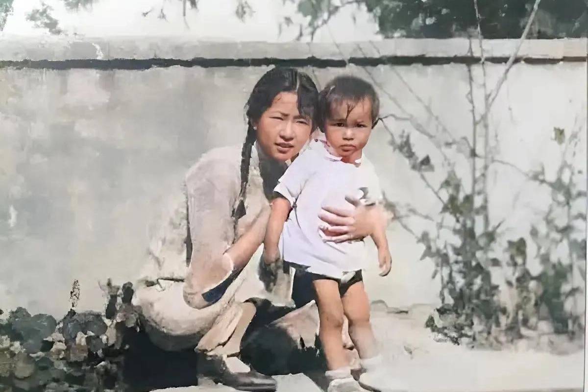 “林徽因”1931年，林徽因和女儿的合影，她扎着两束小辫，脸上透着几分童真