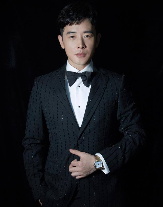 低调沉稳的罗晋,不仅演技一流,穿起正装来也更加有范儿_西装_黑色