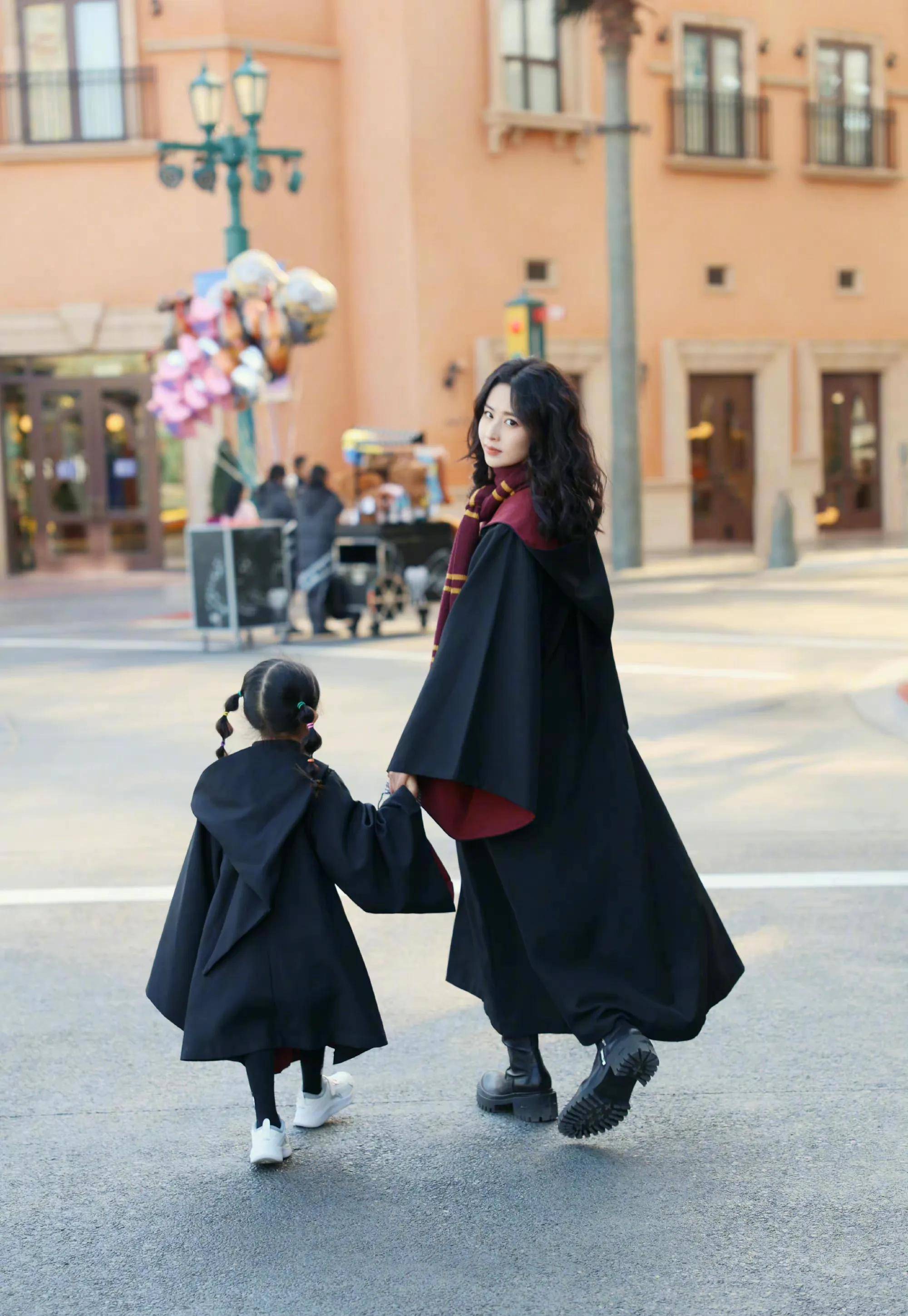 今年4岁的小月亮看起来长高不少身高已经到妈妈腰部了虽然没有看到