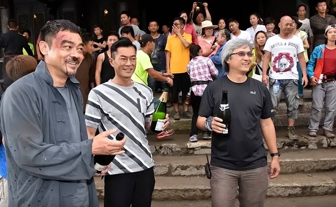 穿镶嵌着13999颗大钻石的顶级婚纱,就连作为配角的伴郎团,都是吴镇宇