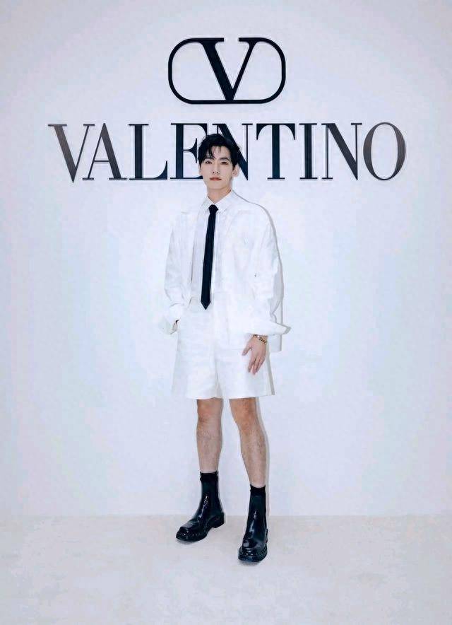 路人镜头下的杨洋,无美颜,无滤镜,真实"腿长"一目了然_身高_目的_显高