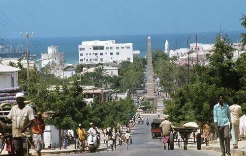 原因很简单,索马里兰虽然贫穷,但有卡特和有堆积成山的钱.