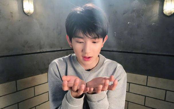 认错的态度非常诚恳,他也用实际行动向公众表达了歉意,但是他对tfboys