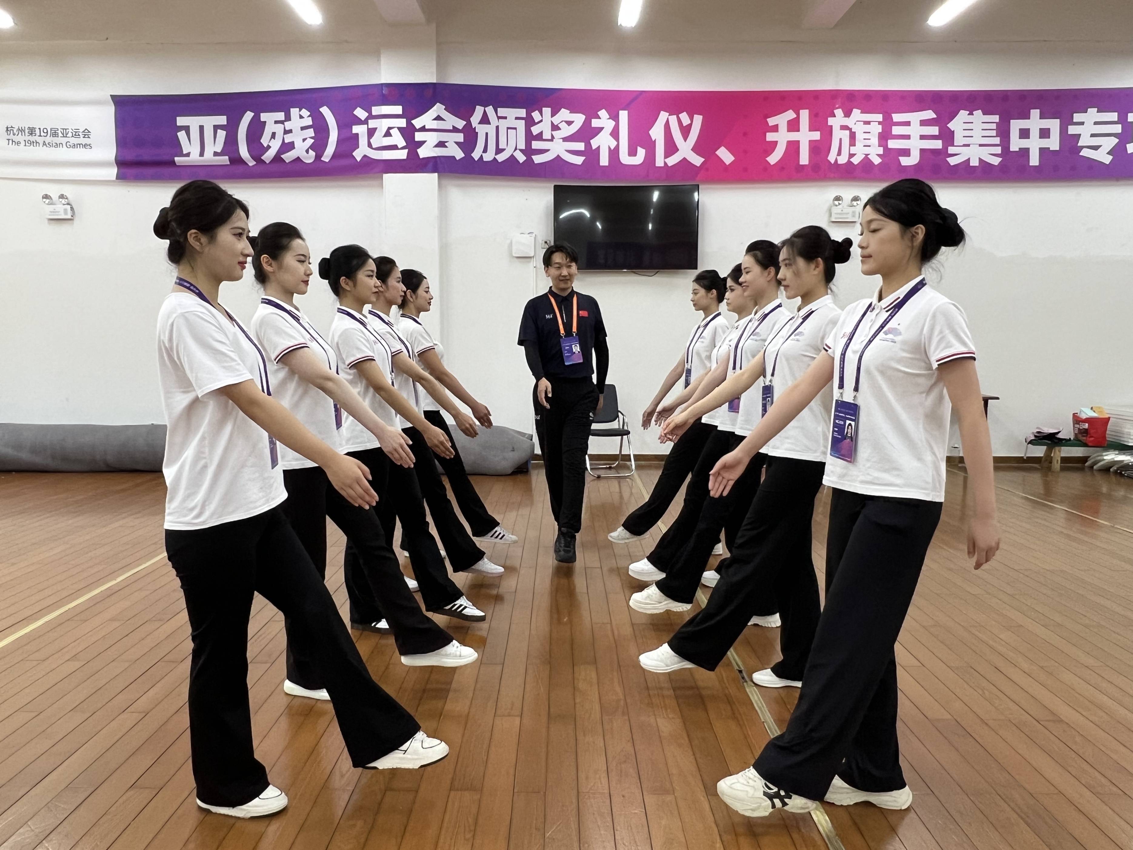 黄河科技学院教师李帅帅受邀参与第19届亚洲运动会颁奖礼仪培训_工作