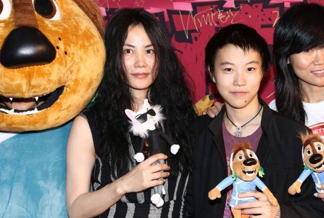 窦靖童罕见长发出镜,越来越有女人味,被猜测戴假发或接发_王菲_模样