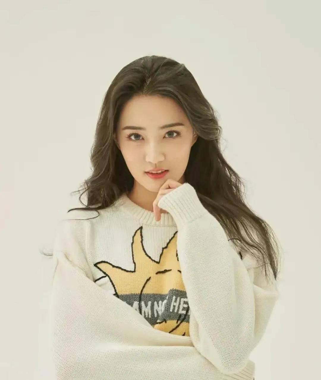 徐璐认同金星的言论,在机场穿背心吊带秀身材_照片_白色