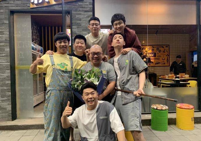 德云社师兄弟同框庆杀青,张鹤伦搭档郎鹤炎成团宠,栾云平成灯泡