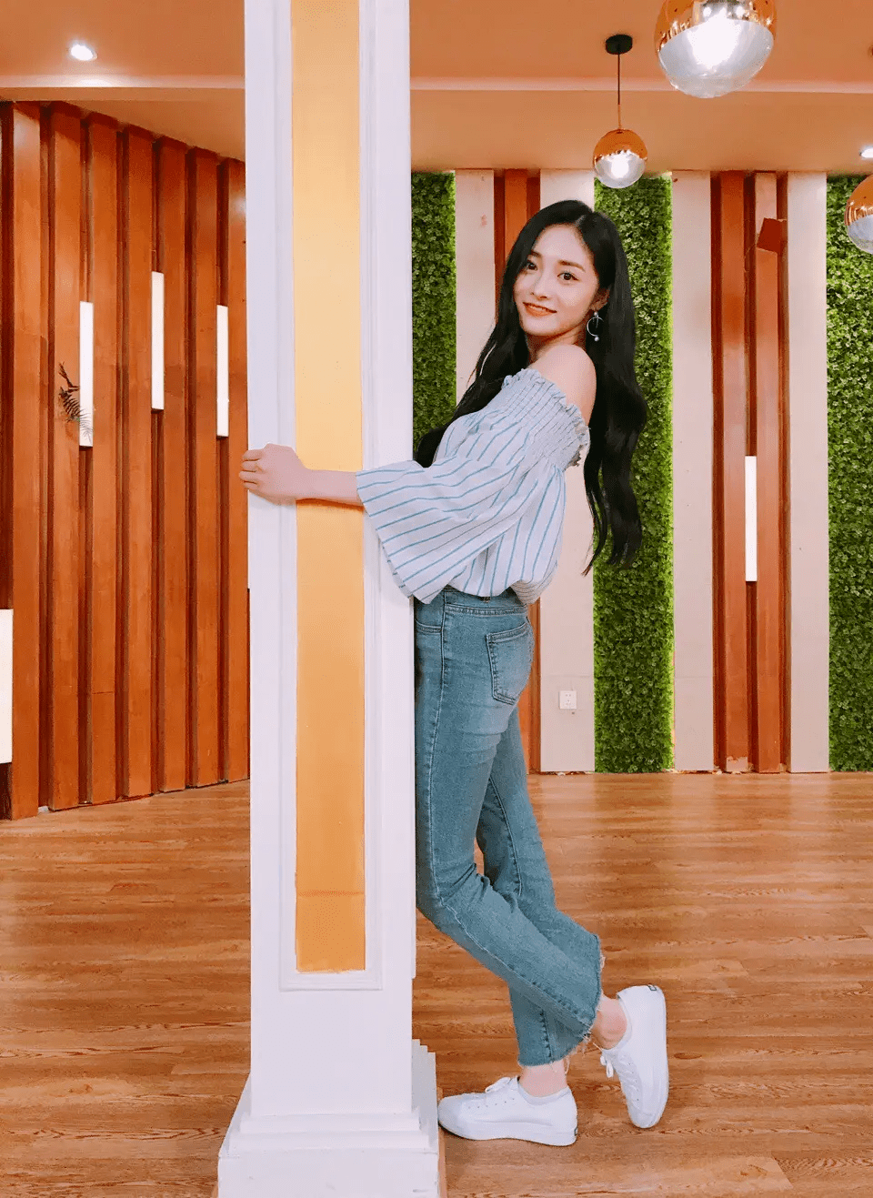 周洁琼旗袍展现完美身材 甜笑迷人如阳光 如泉水般清澈 柔和如云彩