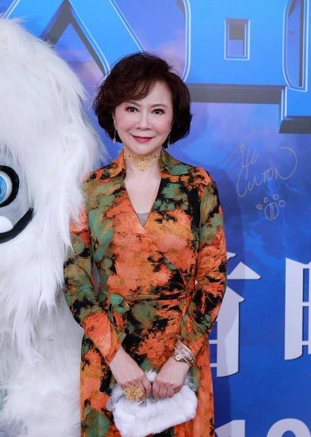 61岁蔡明太敢穿!