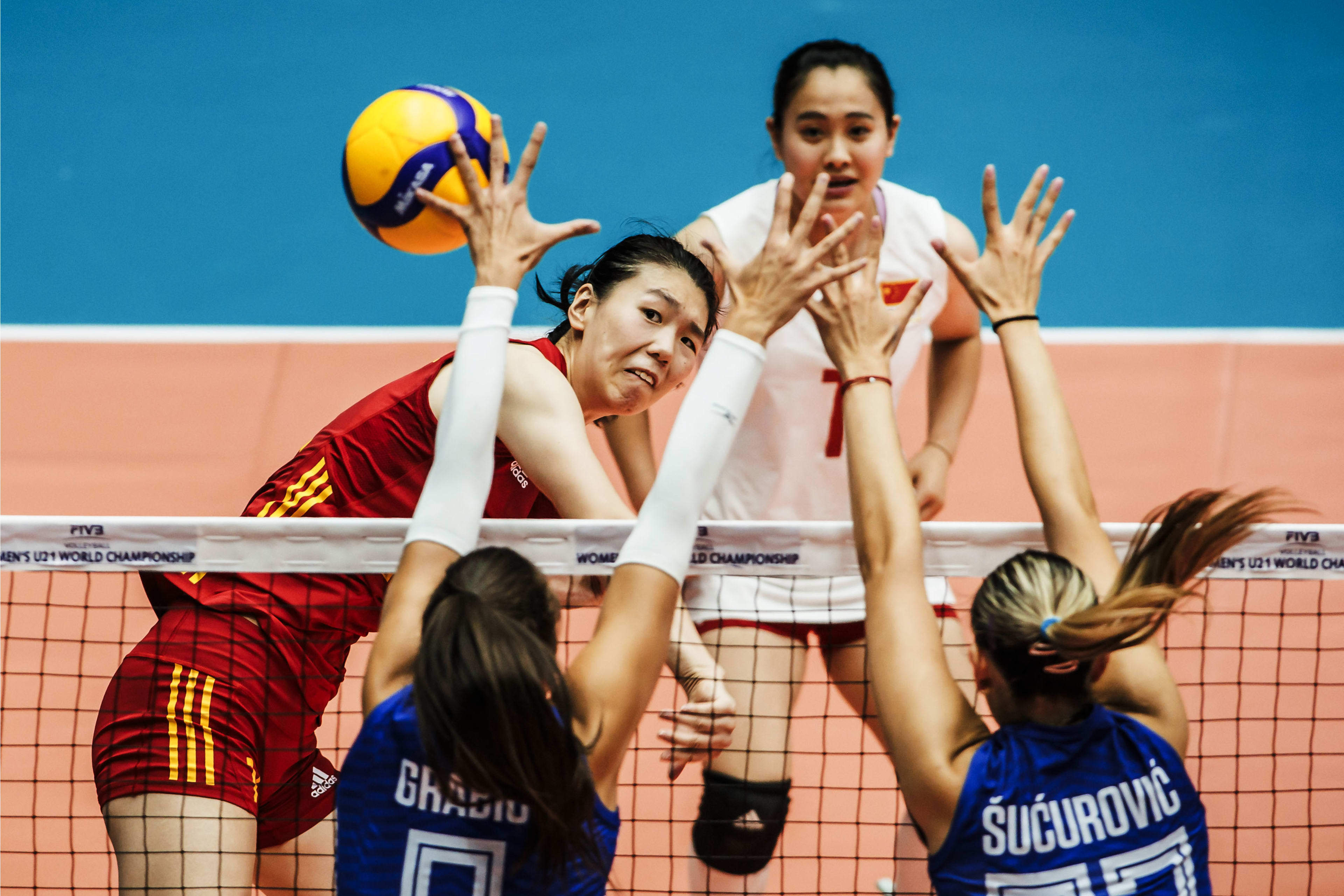 中国女排与巴西竞争决赛资格,或决赛对阵意大利