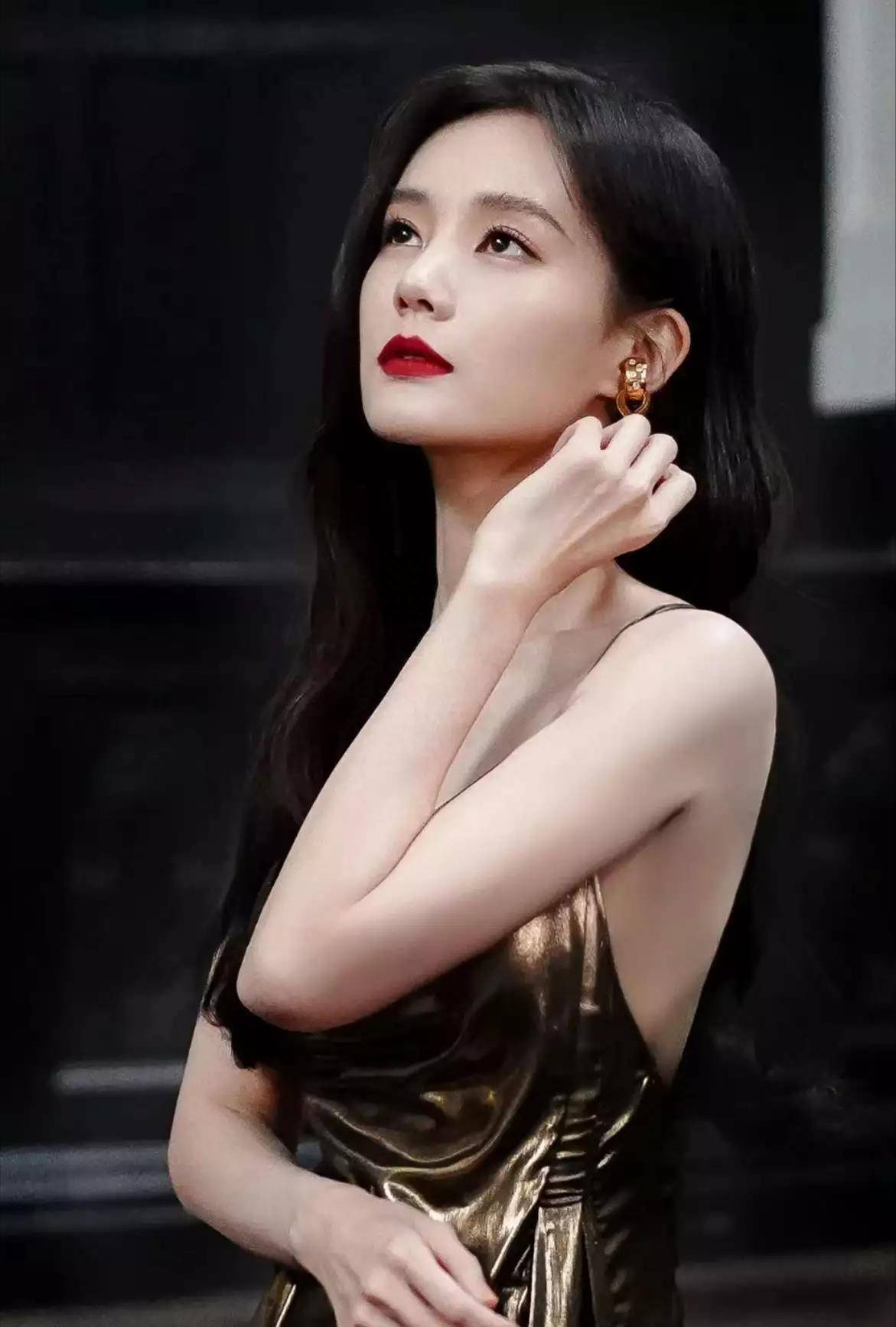 李一桐的身材被低估了,穿吊带开叉长裙亮相,"腰臀比"惊艳全场_活动