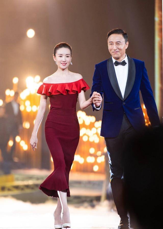 而这个天鹅颈可是一点不输芭蕾出身的刘诗诗啊!