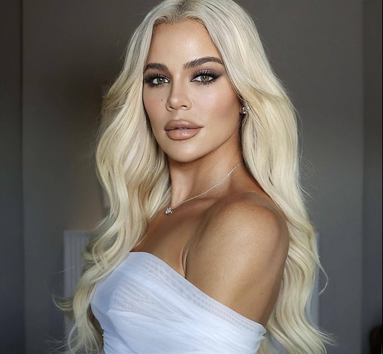 科勒·卡戴珊身着透视裙,在阳光亲吻中展现曲线,真是美极了_照片